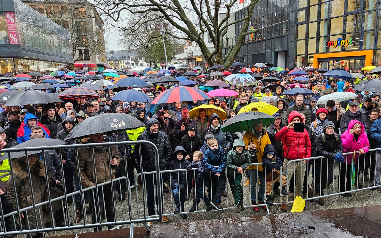 Auf dem Scheinerplatz in Siegen haben sich bis zu 1.400 Demo-Teilnehmer versammelt.