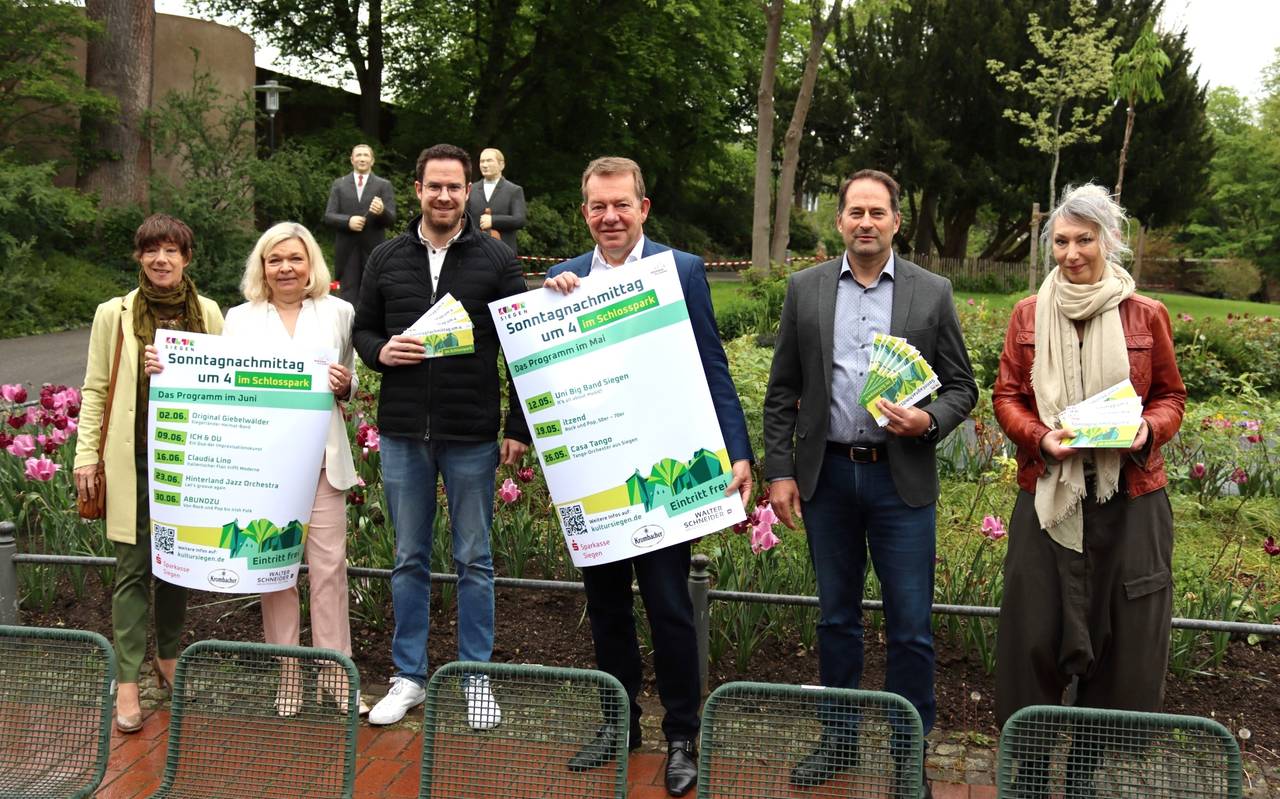 Gute Unterhaltung am Sonntagnachmittag bietet die Stadt Siegen, unterstützt von Sponsoren, demnächst wieder im Schlosspark. Im Bild (v. l.): Astrid Schneider, KulturSiegen, Tanja Herdlitschke, Sparkasse Siegen, Tim Köster, Krombacher Brauerei, Bürgermeister Steffen Mues, Kulturbeigeordneter Arne Fries und Pia Scharnberg, KulturSiegen