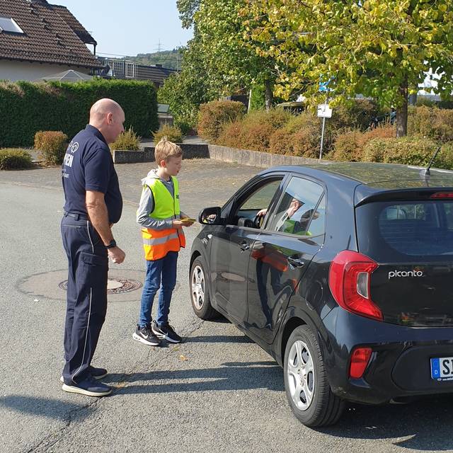 Elterntaxi bekommt vor dem Gymnasium Netphen die Gelbe Karte.