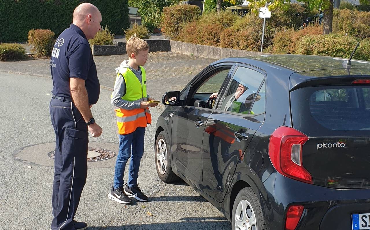 Elterntaxi bekommt vor dem Gymnasium Netphen die Gelbe Karte.