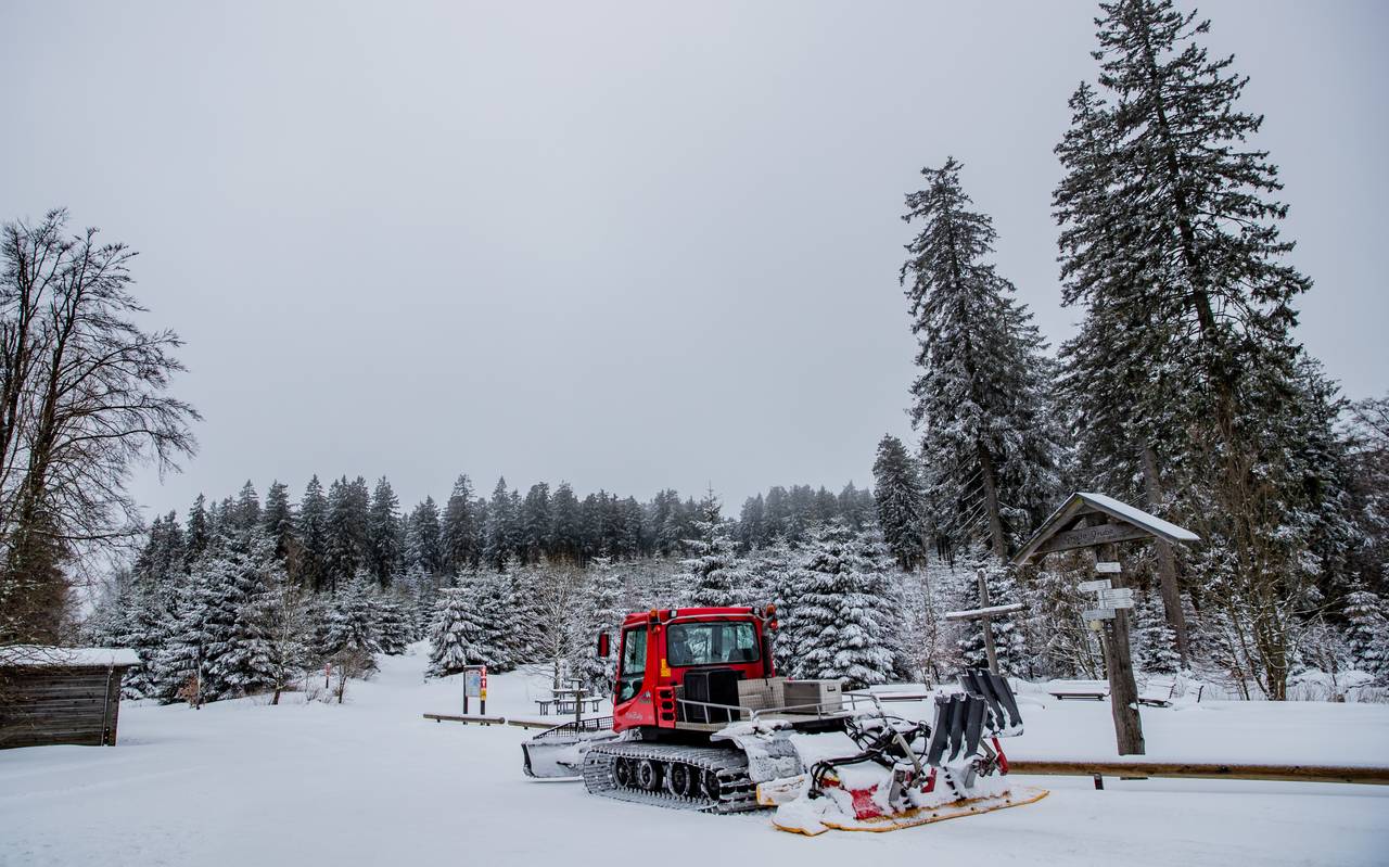 Loipenspurgeräte sind startklar, sobald genug Schnee gefallen ist, werden Loipen gespurt – hier in Willingen