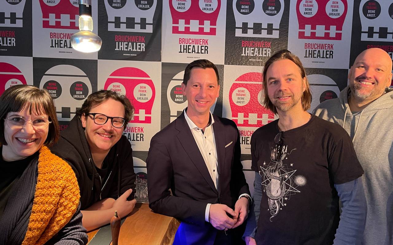 Austausch mit dem Bruchwerk-Theater-Team (v.l.): Irina Ries, Tim Lechthaler, Landrat Andreas Müller, Milan Pešl, Theaterleitung, und Pierre Stoltenfeldt.