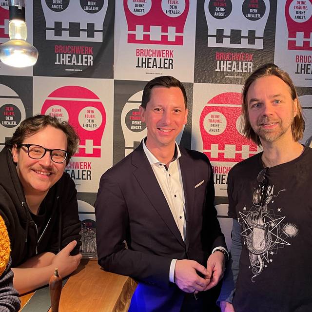 Austausch mit dem Bruchwerk-Theater-Team (v.l.): Irina Ries, Tim Lechthaler, Landrat Andreas Müller, Milan Pešl, Theaterleitung, und Pierre Stoltenfeldt.