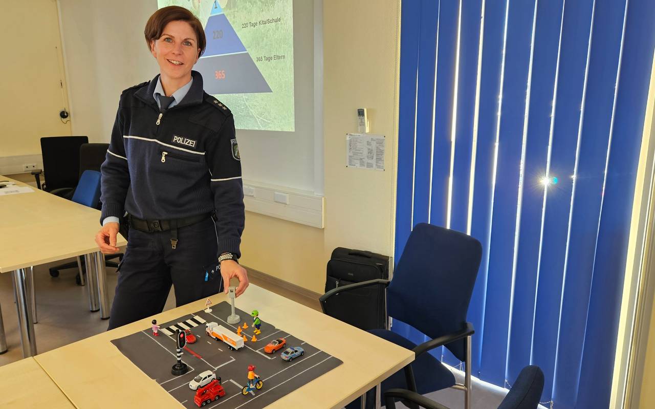 Polizistin an einem Tisch mit einer Spielstraße