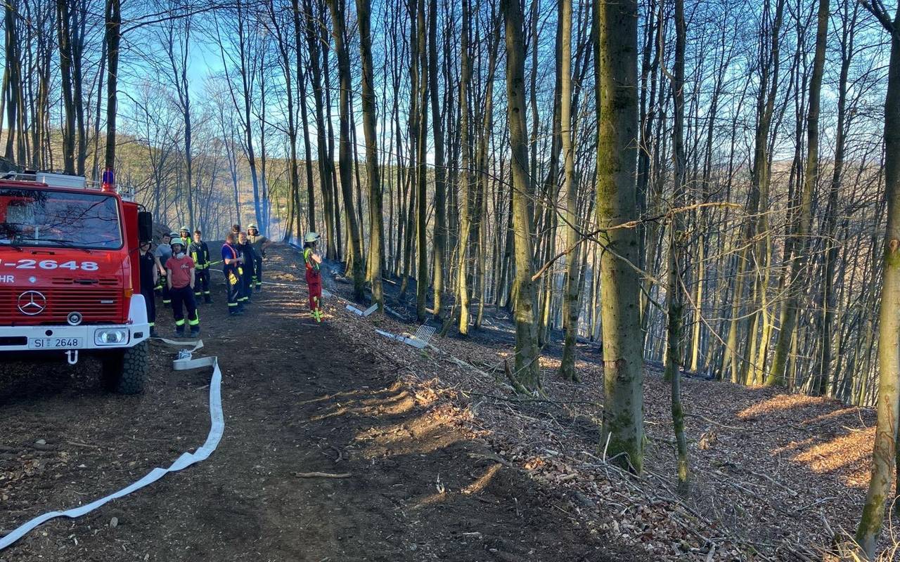 Die Feuerwehrkräfte sind dabei, die Löschwasserversorgung vorzubereiten und.