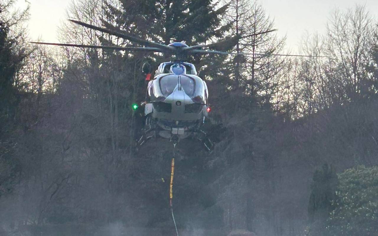 Der Polizeihubschrauber "Hummel" unterstützt die Feuerwehrkräfte bei den Löscharbeiten.