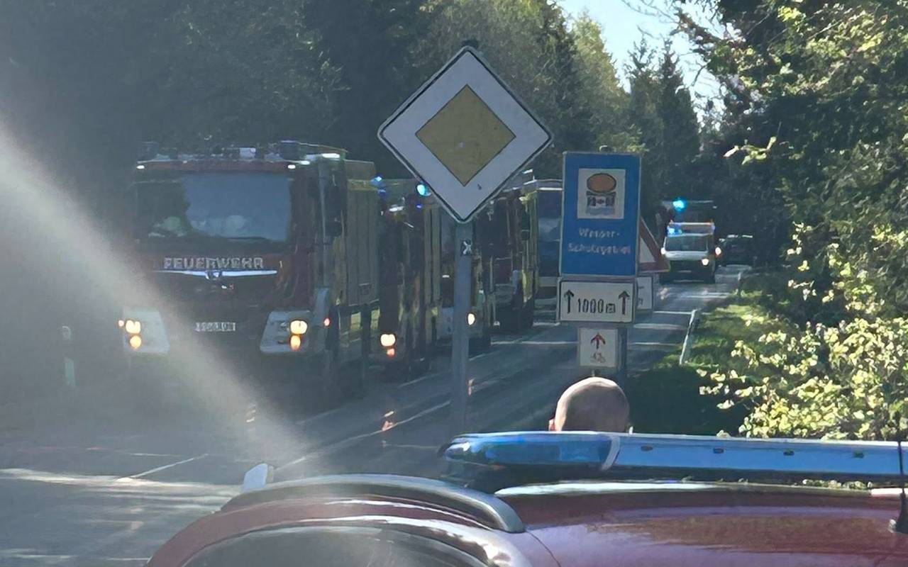 In Erndtebrück haben Feuerwehr und Co. eine Waldbrand-Übung samt Bedrohung von Bundeswehr-Anlagen geübt.