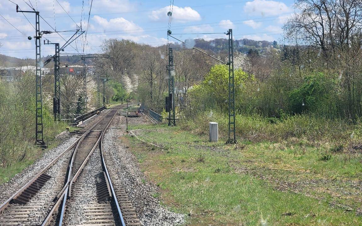 Die Siegstrecke (hier bei Brachbach) ist nicht durchgängig zweigleisig befahrbar.