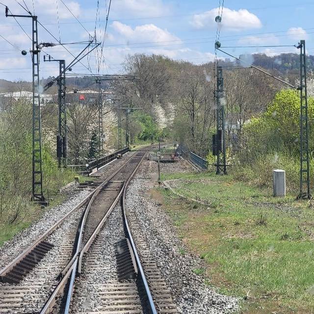 Die Siegstrecke (hier bei Brachbach) ist nicht durchgängig zweigleisig befahrbar.