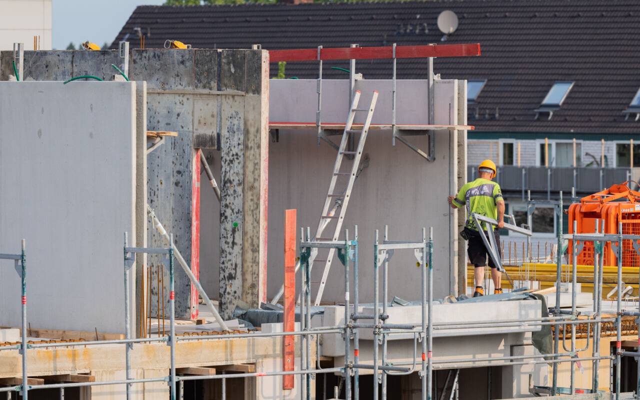Bauarbeiter arbeiten an einem Rohbau für Eigentumswohnungen im Stadtteil Ehrenfeld. Die Zahl der Baugenehmigungen ist erstmals nach langer Zeit wieder gestiegen.