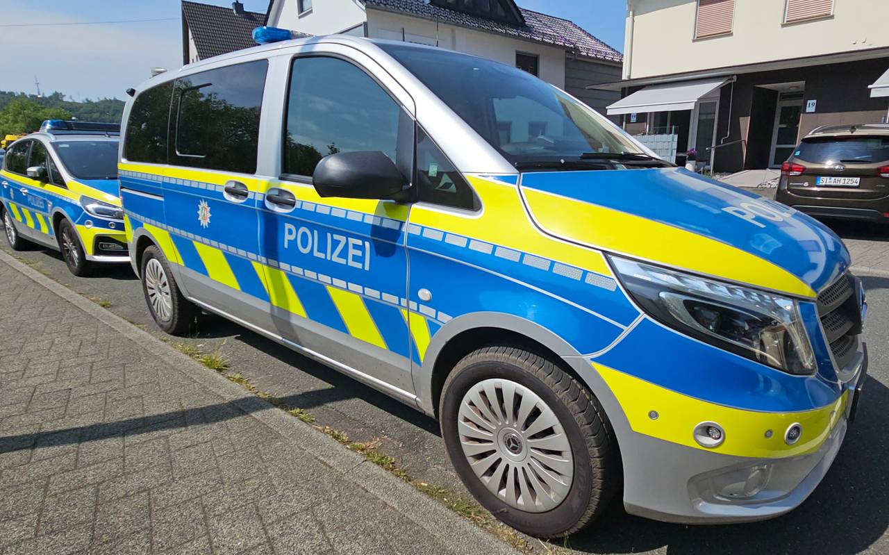 Ein Autofahrer touchierte eine Fußgängerin und flüchtete. Die Polizei sucht Zeugen.