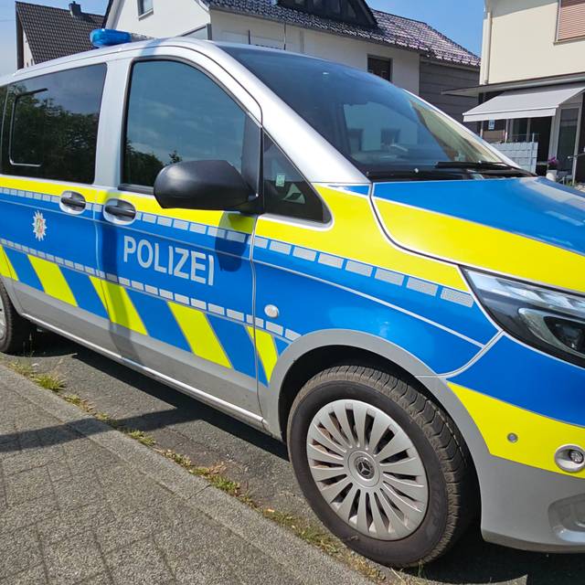 Ein Autofahrer touchierte eine Fußgängerin und flüchtete. Die Polizei sucht Zeugen.