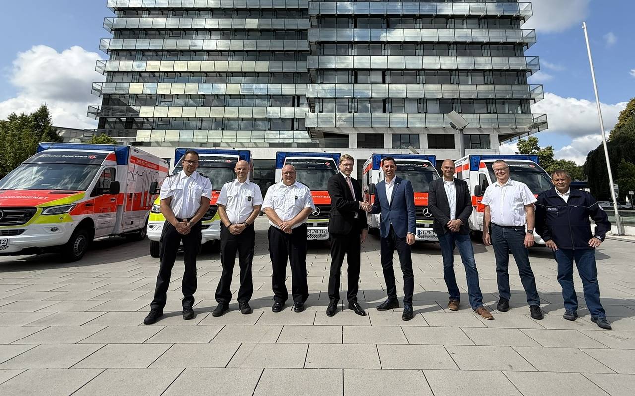 Landrat Andreas Müller übergibt fünf neue Rettungstransportwagen an das DRK.