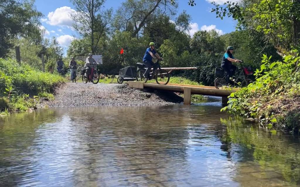 „Siegtal pur“ kann auch sehr naturnah sein, wie hier im Abschnitt zwischen Wissen und Etzbach.