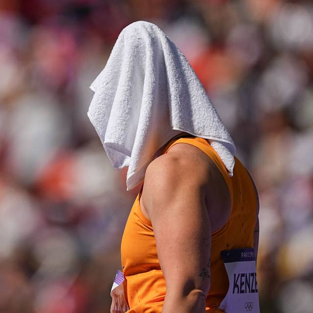 Olympia, Paris 2024, Leichtathletik, Stade de France, Kugelstoß, Frauen, Qualifikation, Alina Kenzel aus Deutschland bedeckt ihren Kopf mit einem Handtuch gegen die Hitze.