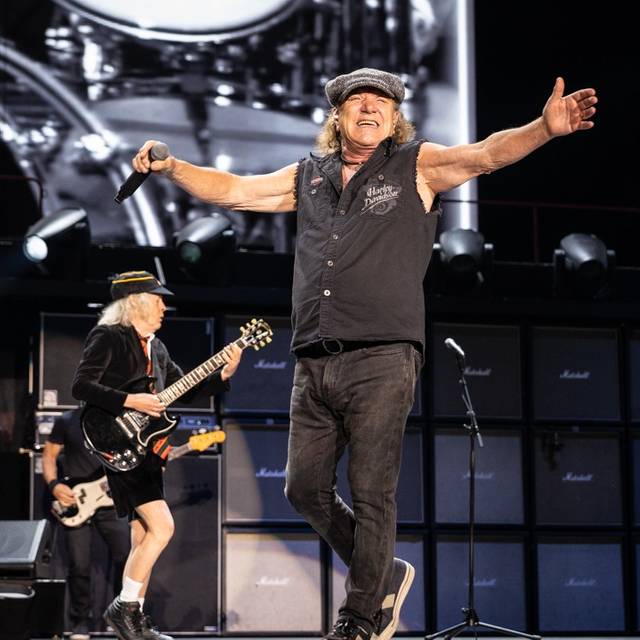 AC/DC Live in Düsseldorf 08.07.2025 Merkur Spielarena Brian Johnson Angus Young im Hintergrund