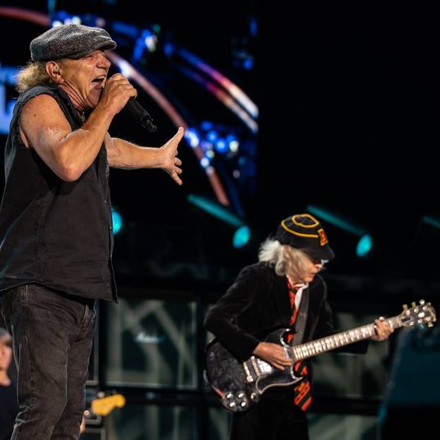 AC/DC Live in Düsseldorf 08.07.2025 Merkur Spielarena Brian Johnson Angus Young im Hintergrund
