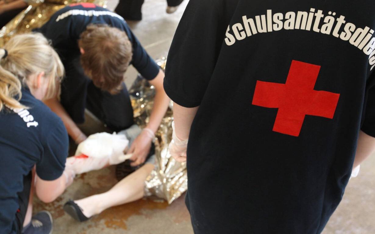 Schüler vom Schulsanitätsdienst leisten in Lingen in einer gestellten Situation Erste Hilfe. Die Johanniter-Unfall-Hilfe fordert für Niedersachsen und Bremen verpflichtende Wiederbelebungskurse ab der siebten Klasse.