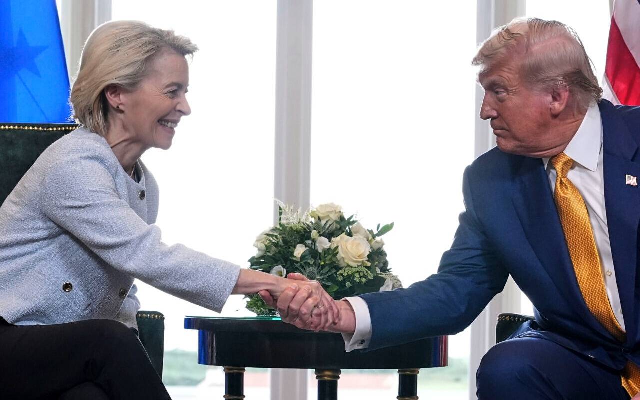 US-Präsident Donald Trump schüttelt der Präsidentin der Europäischen Kommission Ursula von der Leyen die Hand, während sie sich auf dem Trump Turnberry Golfplatz treffen.
