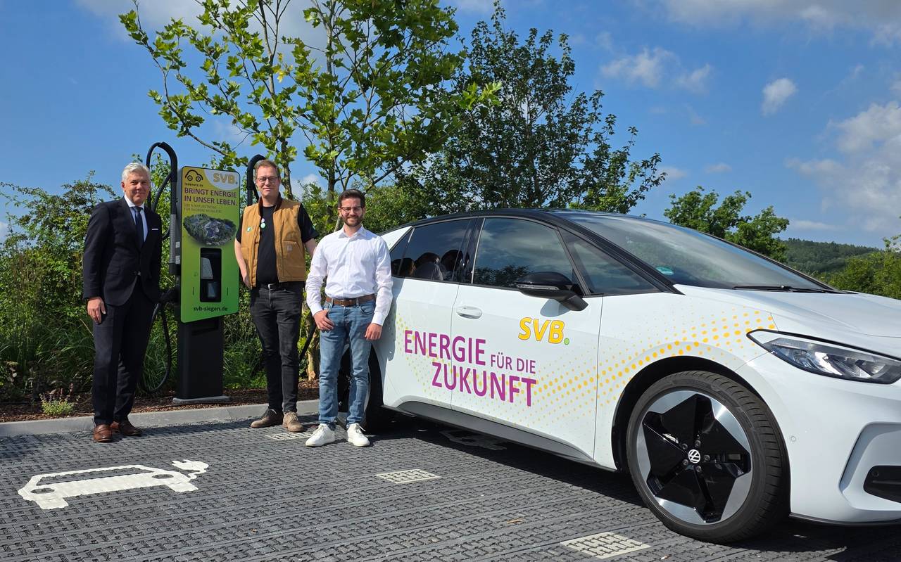 v. l. n. r.: Thomas Mehrer (Geschäftsführer der SVB), Alexander Kremer (Geschäftsführer des Naturgartencenters Kremer) und Christian Dentel (Teamleiter Energiedienstleistungen bei der SVB) an einer der neuen Schnellladesäulen auf dem Kundenparkplatz des Gartencenters.