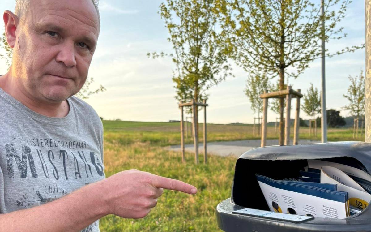 Wahlkampfflyer der UWG in Wenden sind im Mülleimer gelandet. Der Staatsschutz ermittelt.