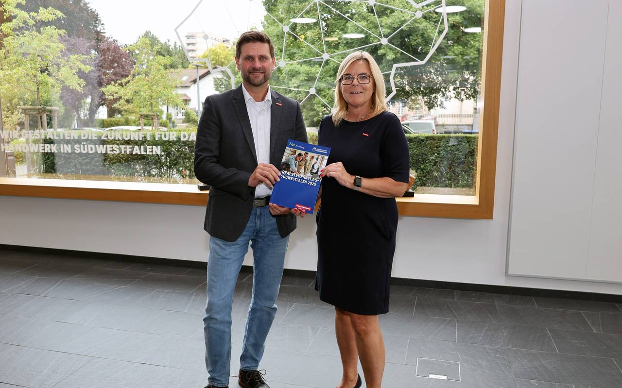 Hendrik Schmitt (Hauptgeschäftsführer der HwK Südwestfalen) und Uta Neumeister (Leiterin der HwK-Standortpolitik).