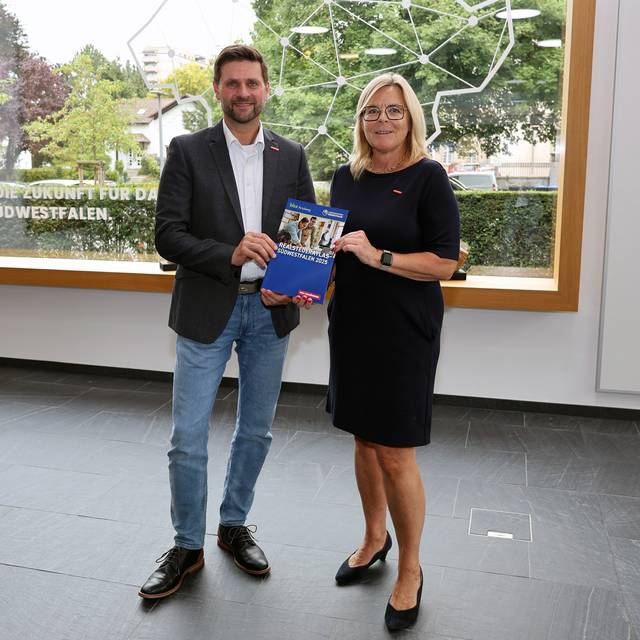 Hendrik Schmitt (Hauptgeschäftsführer der HwK Südwestfalen) und Uta Neumeister (Leiterin der HwK-Standortpolitik).