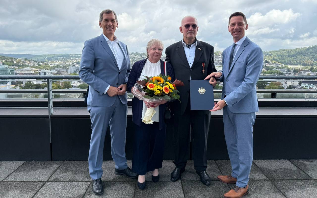 v.l. Jens Kamieth, (stv. Bürgermeister der Stadt Siegen), Carmen Englert, Franz Englert und Landrat Andreas Müller bei der Verleihung im Kreishaus