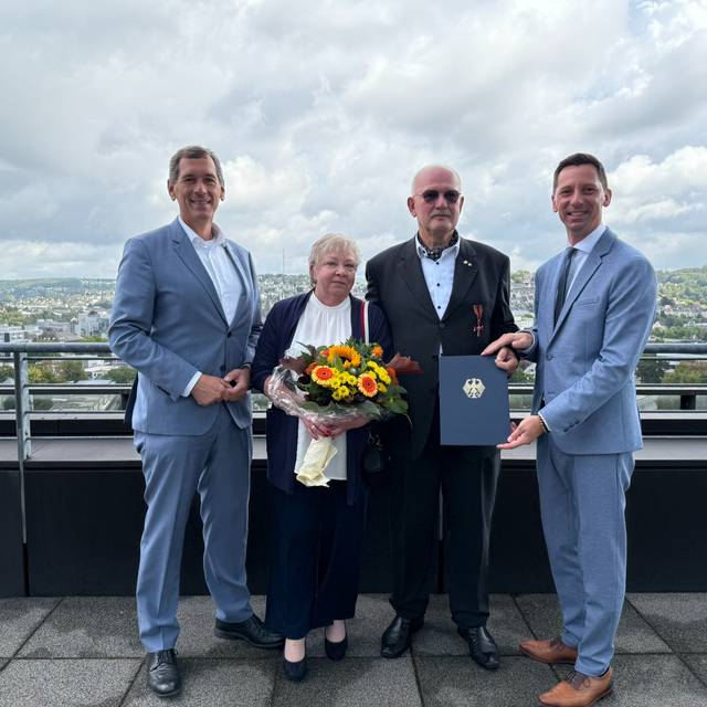 v.l. Jens Kamieth, (stv. Bürgermeister der Stadt Siegen), Carmen Englert, Franz Englert und Landrat Andreas Müller bei der Verleihung im Kreishaus