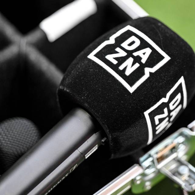 Ein Mikrofon mit dem Logo von DAZN