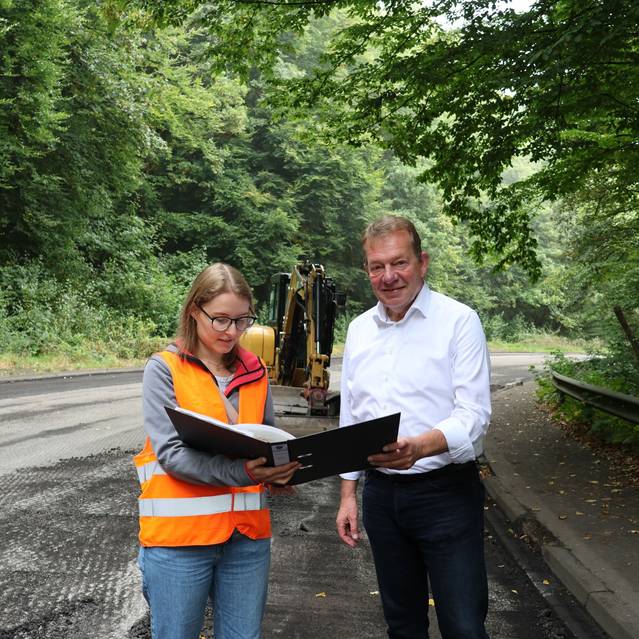 Alexa Kreutz (Projektverantwortliche Abteilung Straße und Verkehr) informiert Bürgermeister Steffen Mues über den Ablauf der Arbeiten.
