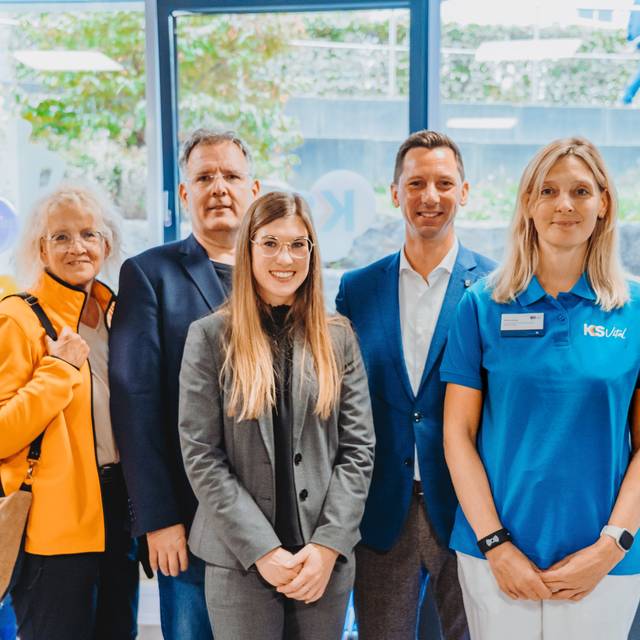 Mit der Eröffnung von Klinikum Vital am Ärztehaus des Klinikums Siegen wird eine wichtige Lücke zwischen stationärer und ambulanter Therapie geschlossen. Auf dem Foto v.l.n.r.: Angela Jung (stellvertretende Bürgermeisterin der Stadt Siegen), Ingo Fölsing (Geschäftsführer Klinikum Siegen), Anna de Nitto (kaufmännische Direktion GTMS), Landrat Andreas Müller, Simone Jacob (Therapieleitung, sektorale Heilpraktikerin).