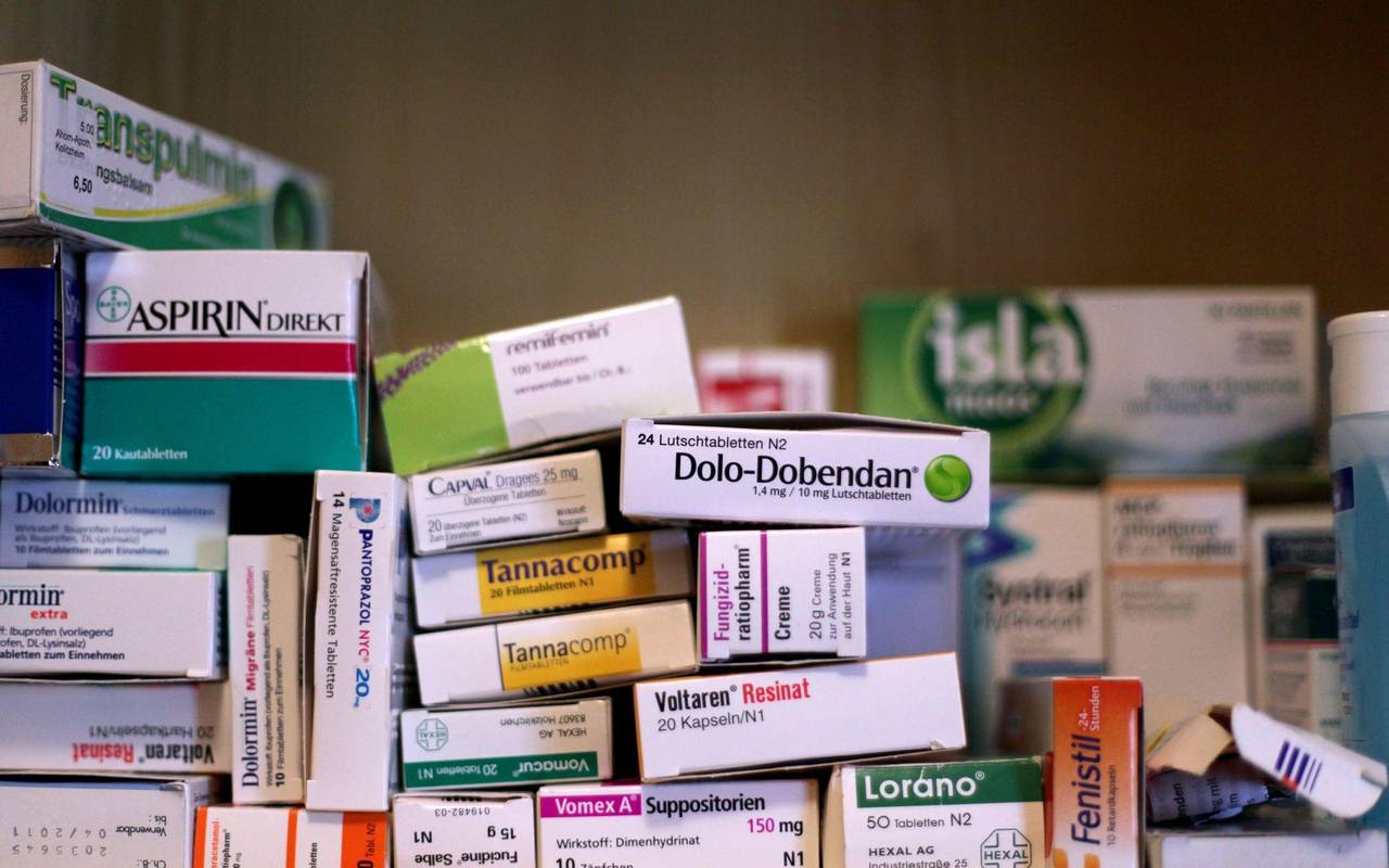 Blick auf Medikamente einer Hausapotheke