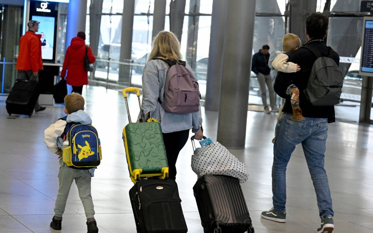 Passagiere nach ihrer Ankunft auf dem Konrad-Adenauer-Flughafen.