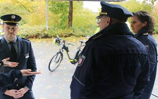 Von links nach rechts: Verkehrssicherheitsberaterin Polizeioberkommissarin Franziska Hartmann, Leiter der Direktion Verkehr, Polizeirat Marcel Zirnsak, Abteilungsleiter der Polizei, Leitender Polizeidirektor Klaus Bunse und Verkehrsreferentin des Ministeriums des Innern des Landes NRW, Leitendende Polizeidirektorin Fernandez Mendez