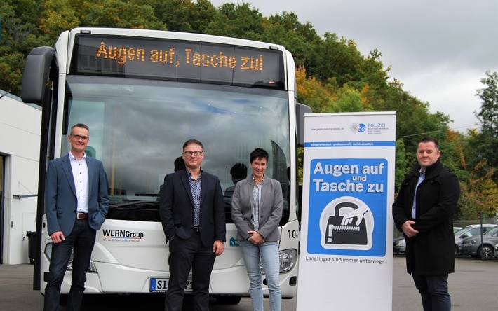 Auf dem Foto sind folgende Personen von links nach rechts zu sehen:
Stephan Boch, Leiter Recht & Finanzen und Unternehmenssprecher der VWS, Jörg Mühlhaus, Geschäftsführer der VWS, Kriminalhauptkommissarin Sonja Siebel, Kriminalkommissariat Prävention / Opferschutz sowie Kriminaldirektor Holger Reitz, Leiter der Direktion Kriminalität.