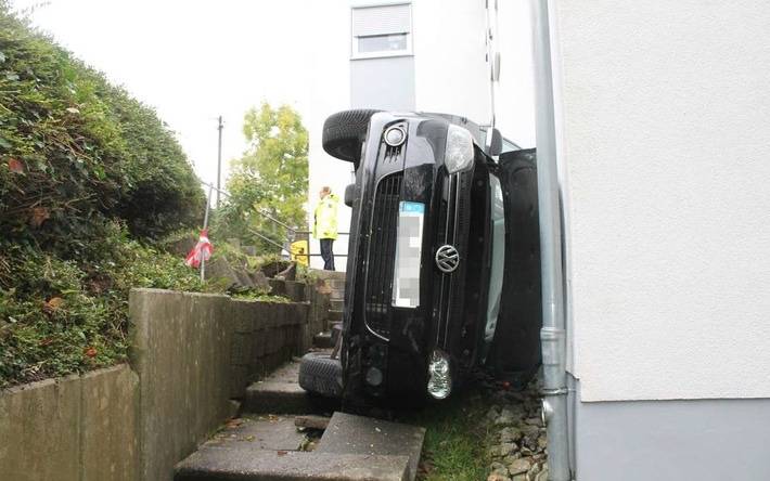 Der verunfallte VW Golf nach dem Sturz die Mauer hinunter