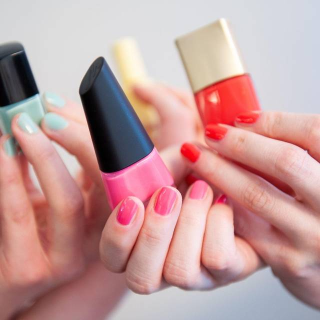 Frauen mit lackierten Fingernaegeln