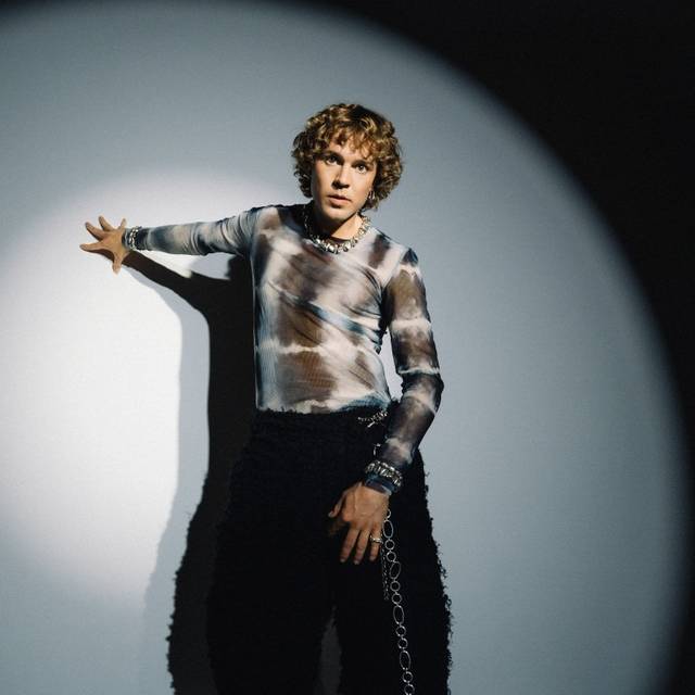 Ein Bild das den DJ und Produzenten Felix Jaehn vor einer Wand zeigt