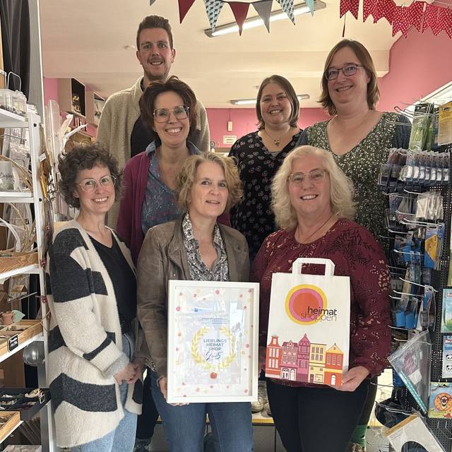 IHK-Mitarbeiter David Doblun gratulierte den Gewinnern des Wettbewerbs „Lieblings-Heimat-Shop“.