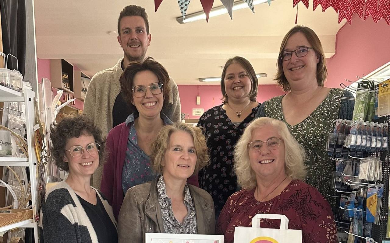 IHK-Mitarbeiter David Doblun gratulierte den Gewinnern des Wettbewerbs „Lieblings-Heimat-Shop“.