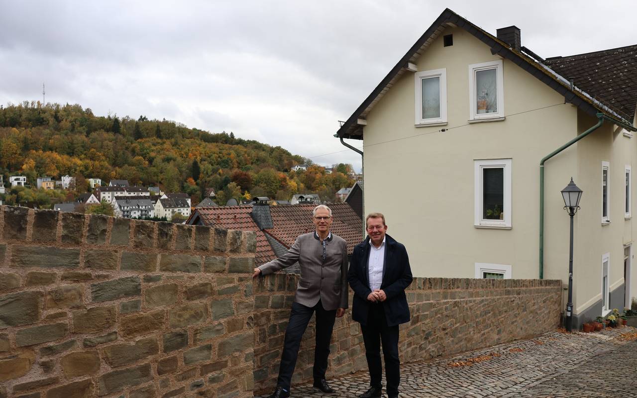 Projektleiter Jürgen Katz (l.) stellte Bürgermeister Steffen Mues die sanierte Stadtmauer in der Altstadt vor.