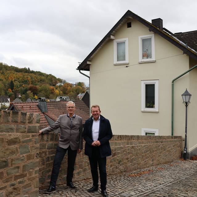 Projektleiter Jürgen Katz (l.) stellte Bürgermeister Steffen Mues die sanierte Stadtmauer in der Altstadt vor.