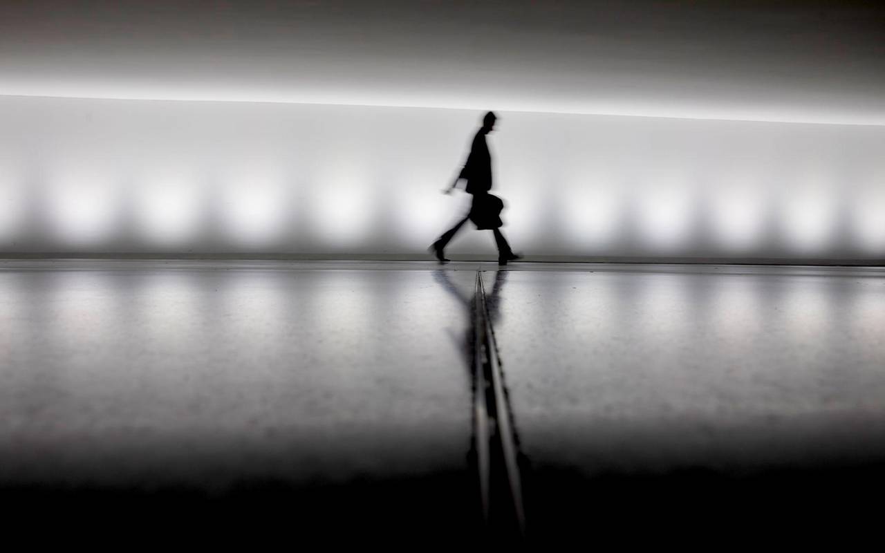 Eine Person geht an einem Gebäude vorbei