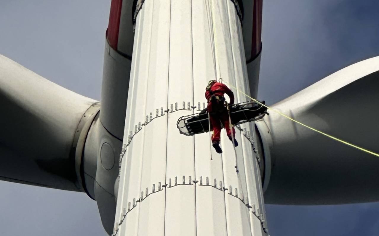 Auf über 120 Metern Höhe haben die Höhenretter der Feuerwehr Siegen trainiert, einen Monteur im Notfall sicher von einem Windrad abzuseilen.