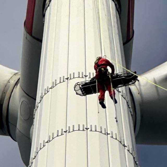 Auf über 120 Metern Höhe haben die Höhenretter der Feuerwehr Siegen trainiert, einen Monteur im Notfall sicher von einem Windrad abzuseilen.