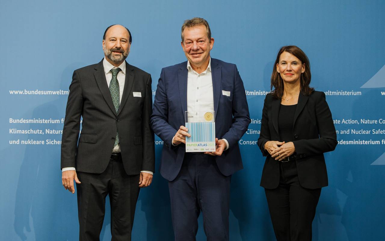 Auszeichnung der Stadt Siegen als „Mehrfachsieger“, v.l.n.r.: Marc Gebauer (Sprecher der Initiative Pro Recyclingpapier), Steffen Mues (bis 31. Oktober 2025 Bürgermeister der Stadt Siegen), Parlamentarische Staatssekretärin Rita Schwarzelühr-Sutter.