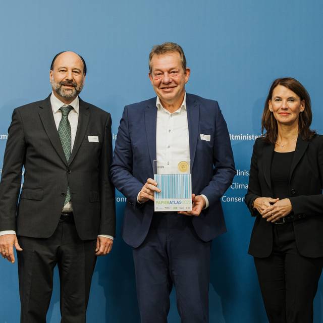 Auszeichnung der Stadt Siegen als „Mehrfachsieger“, v.l.n.r.: Marc Gebauer (Sprecher der Initiative Pro Recyclingpapier), Steffen Mues (bis 31. Oktober 2025 Bürgermeister der Stadt Siegen), Parlamentarische Staatssekretärin Rita Schwarzelühr-Sutter.
