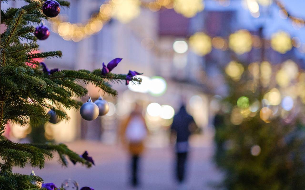 Zwei Personen spazieren in der Weihnachtszeit durch die Stadt