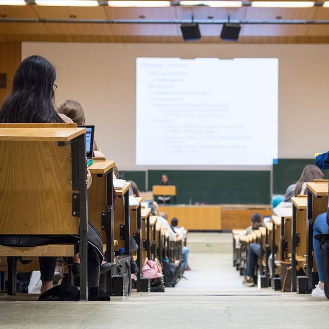 Studenten sitzen in einer Vorlesung